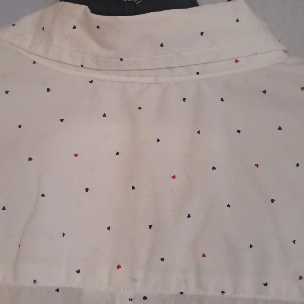 Frank & Eileen Barry White Cotton With Tiny Red And Navy Hearts Button EUC M - Picture 7 of 9